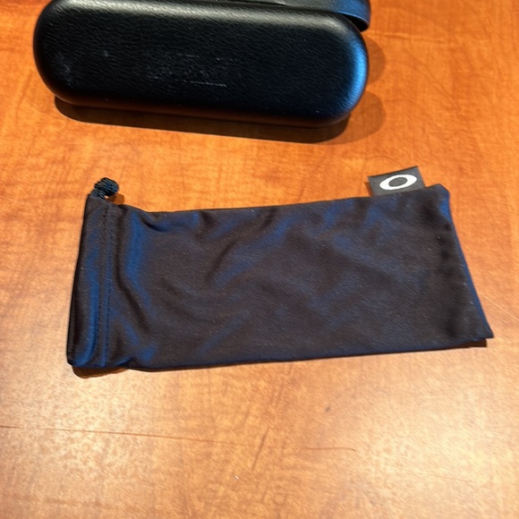 Oakley empty glasses case with cloth bag for glasses Perfect condition - Picture 6 of 6